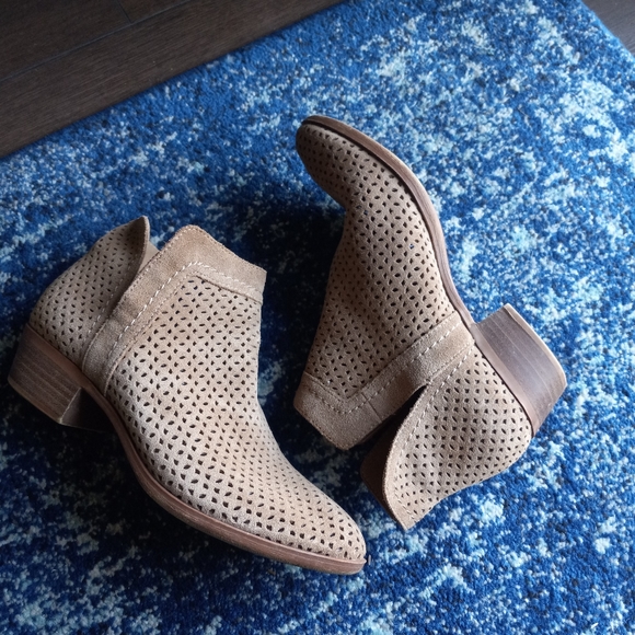 Lucky Brand Perforated Tan/Taupe Booties Size 7.5 - Picture 1 of 6